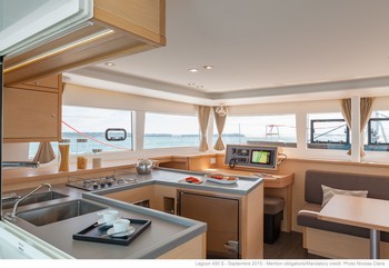 Sailing catamaran Evi - The salon