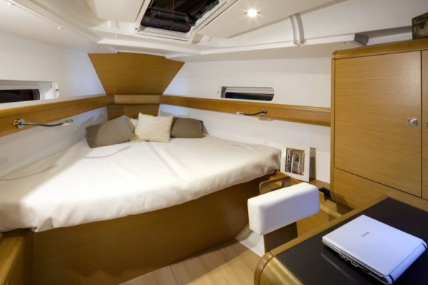 Jeanneau 409  Forward Cabin