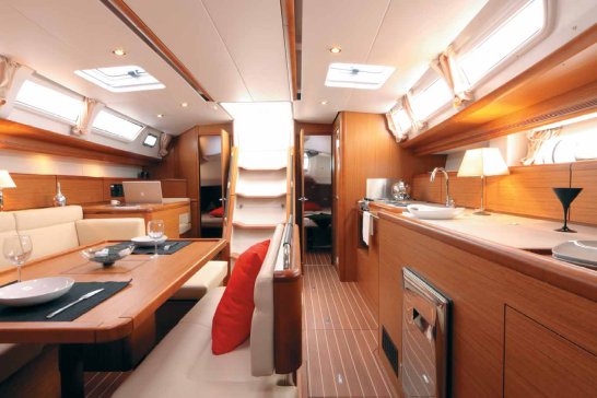 Sun Odyssey 44i Salon